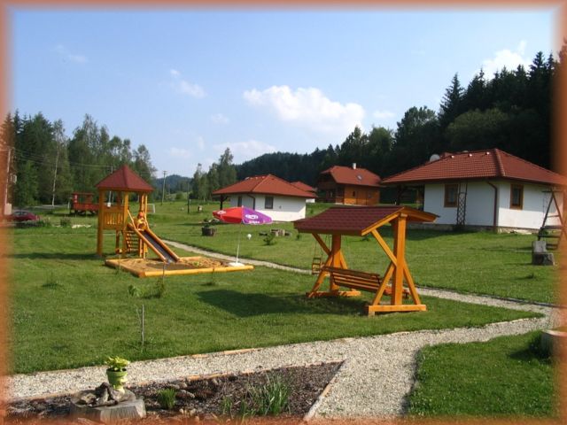 Aire de jeux pour enfants dans le camp