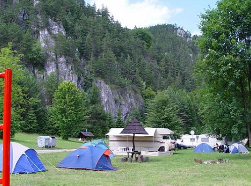 Telte og campingvogne på campingpladsen Slnečné skaly