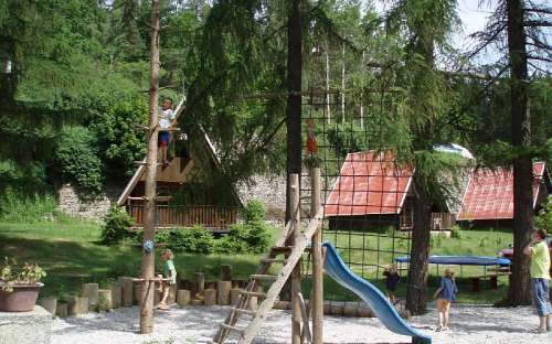 Plac zabaw dla dzieci w obozie