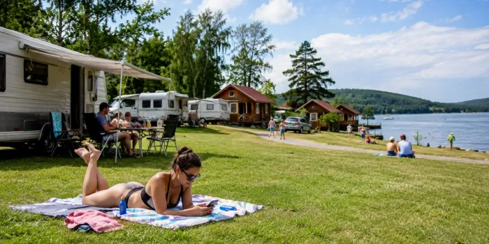 Jak zůstat v bezpečí při používání veřejné Wi-Fi v kempech