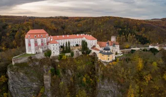 Camping Vranovská pláž - ubytování v lese