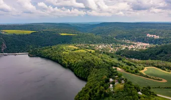 Camping Vranovská pláž - ubytování v lese