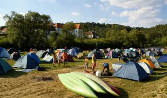 Kemp Koruna u řeky Vltava