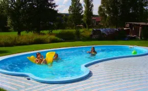 Venkovní vyhřívaný bazén u penzionu
