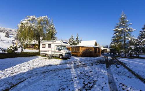 Camping Goralský dvůr - przyczepy kempingowe zimą