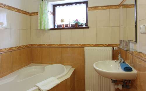 Banheiro com banheira - Chalet Maršovka, alojamento Horní Maršov Krkonoše, casas de campo região de Hradec Králové
