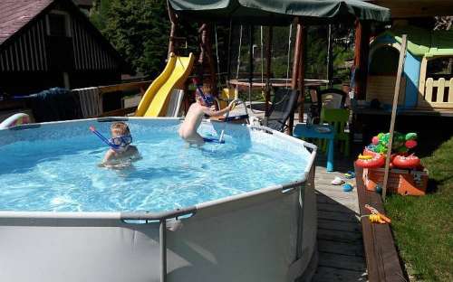 Rodinná chalupa v soukromí s bazénem v Krkonoších