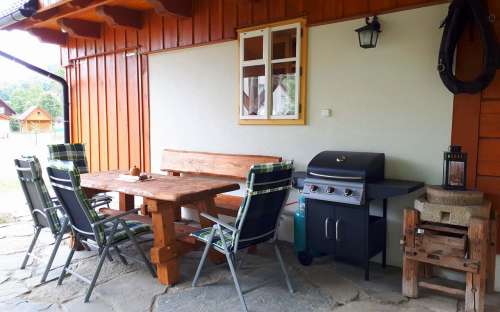 Cottage Pomněnka - assis derrière le chalet avec grill
