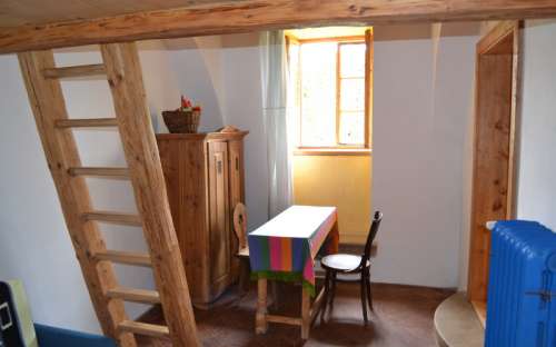 Malý apartmán - pokoj s palandou a kuchyní (tři lůžka)