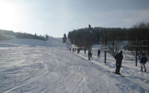 Skier en montagne, hauts plateaux de Bohême-Moravie