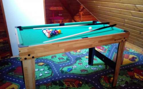Multifunkční hrací stůl v herně 4v1: kulečník, stolní fotbálek, šprtec a mini-ping pong