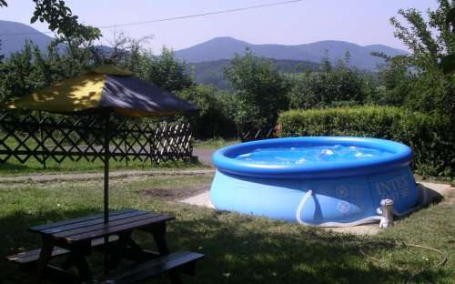 Bazén s termoplachtou na zahradě chaty