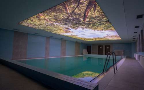 Krytý bazén v hotelu Kamzík, hostům chaty k dispozici