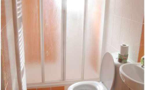  Oranžový pokoj (max. 3 osoby) - WC a sprchový kout