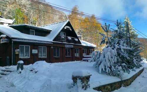 Chata v zimě u ski areáu Telnice