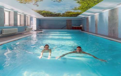 Zwembad Jeseníky in hotel Kamzík, huisje beschikbaar voor gasten