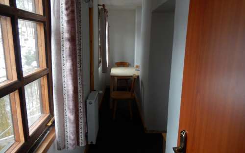 Pokoj 2 - dvoulůžkový pokoj s vlastním sociálním zařízením a výhledem na řeku