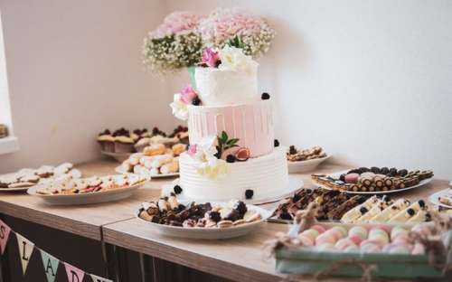 Poročna torta in sladice v gostišču