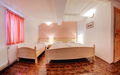 Chambre U Kachničky (n ° 4) - Chambre rose à quatre lits