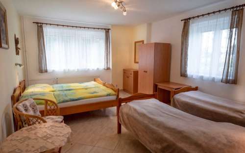 Chambre quadruple - Pension Na Hradečku - hébergement familial à Třebon, maisons d'hôtes bon marché en Bohême du Sud