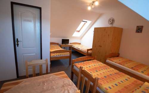 Dreibettzimmer mit Zustellbett - Penzion Na Hradečku - Familienunterkunft in Třebon, günstige Pensionen in Südböhmen