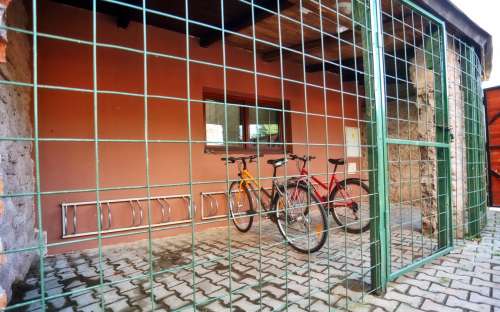 Навіс для велосипедів, що закривається - Пансіонат Šatovské Lípy, винний льох Південна Моравія, проживання Шатов, дешеві пансіонати Південно-Моравський край