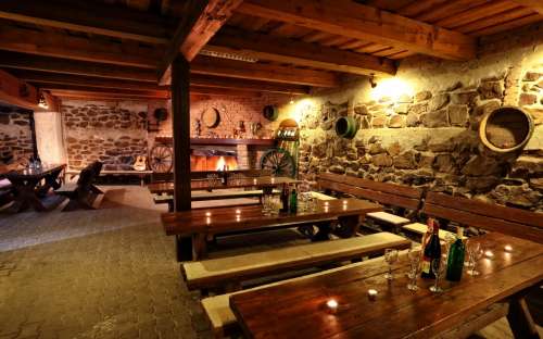 Assis dans une cave à vin - Pension Šatovské Lípy, cave à vin Moravie du Sud, hébergement Šatov, pensions bon marché Moravie du Sud