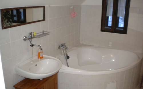 Salle de bain avec baignoire d'angle - Appartement familial