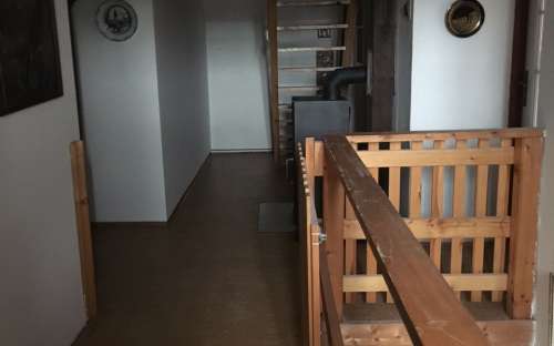 Escalier menant à 2.patra dans l’appartement n ° 5 (escalier à l’arrière-plan)