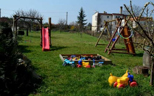 Пансион U Kaplicky Bový Šaldorf - детская площадка в саду