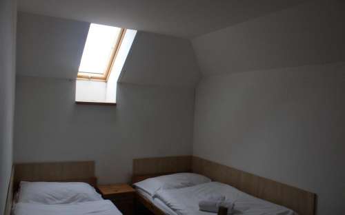 Soba z dvema ločenima spalnicama