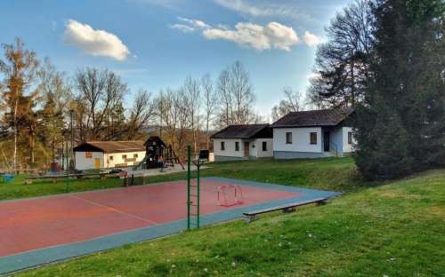 Kulübe yerleşimi - Hnačov göletinin yukarısındaki kamp alanı, Šumava, Pilsen bölgesindeki aile tatil yeri