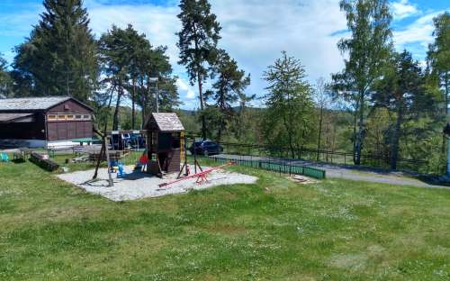 Hüttensiedlung - Campingplatz über dem Teich Hnačov, Familienresort im Böhmerwald, Bezirk Pilsen