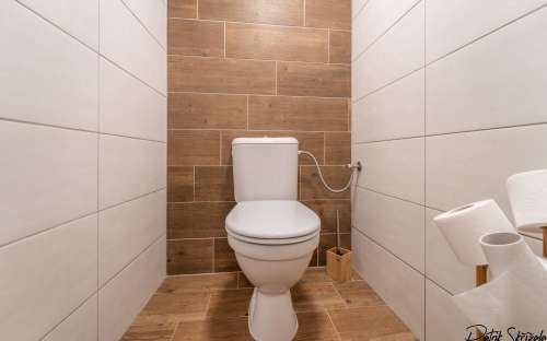 WC - apakšējais stāvs - Horská roubenka Vyletní - kotedžas īre Desná, ģimenes kotedža Jizerské hory, labsajūtas kotedžas Liberecký reģions