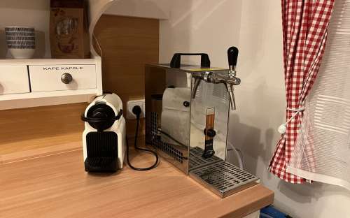 Máquina de café e cachimbo na casa de campo Desná