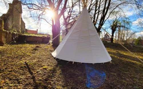 Tipitelte i slotshaven - Moravany campingplads, Železné hory campingpladser
