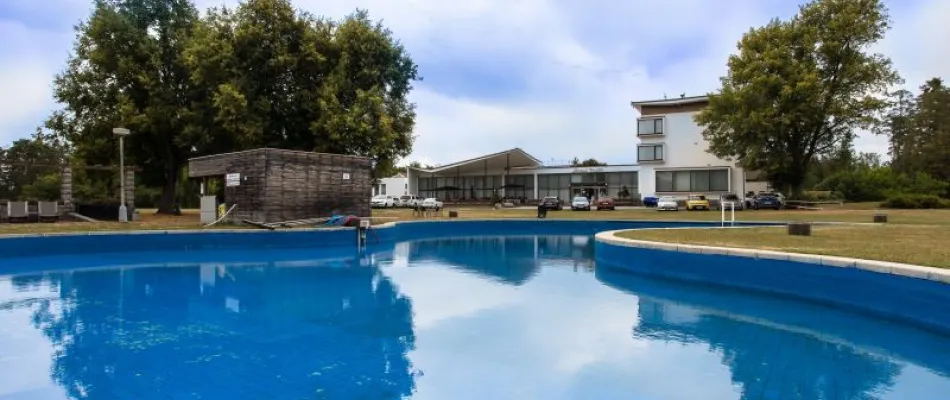 Kemp s bazénem u hotelu Orlík 