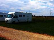 Hollanda kamp alanında bir karavanla